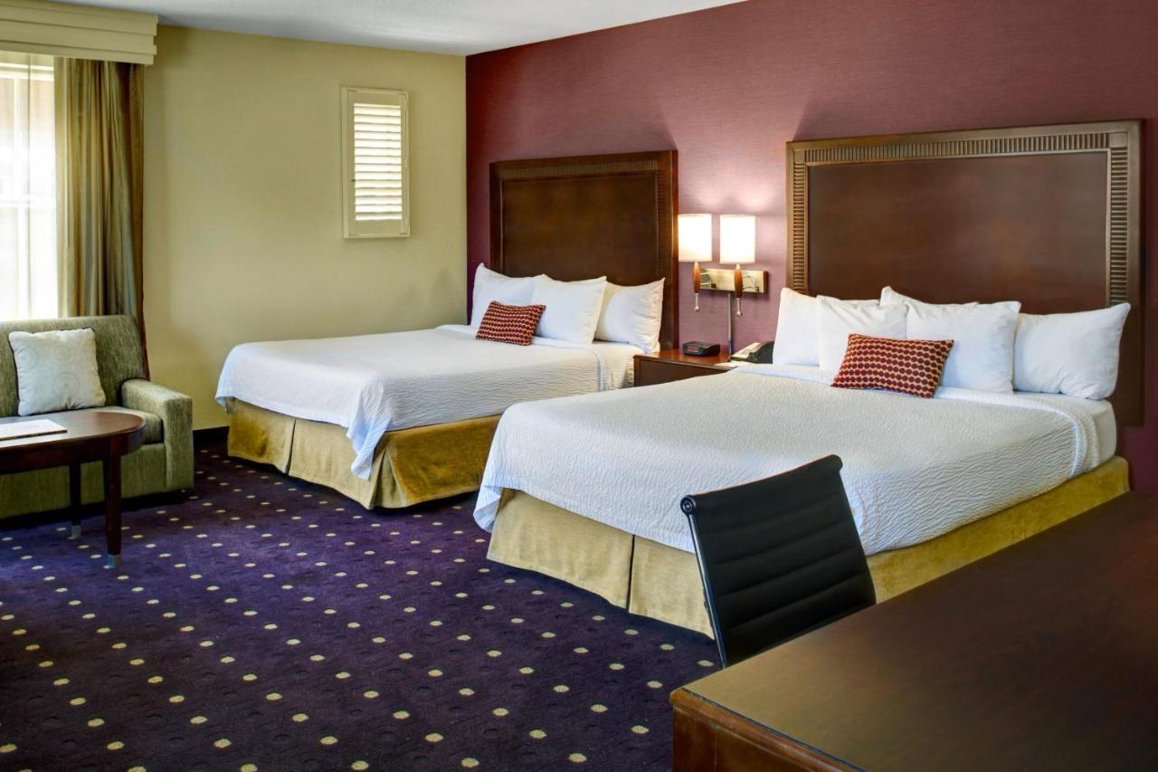 Courtyard Country Club Plaza Hotel