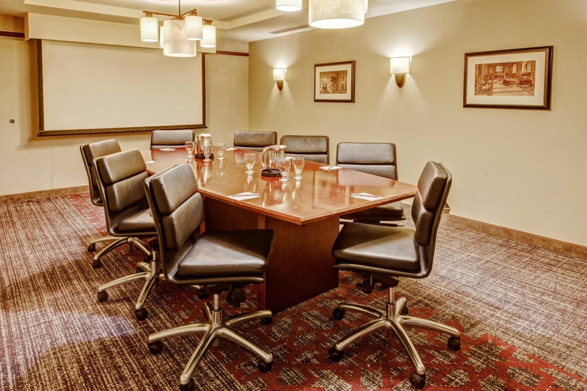 Courtyard Country Club Plaza Hotel 3*